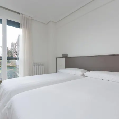 Ulia Apartments- Garden Boutique & 1 Free Parking Space